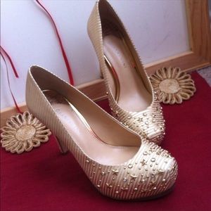 Gianni Bini Cream And Gold Heels